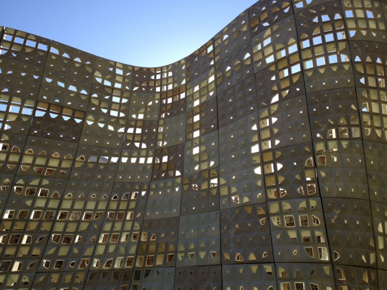 Rael and his colleagues have developed what they tell us is a "new type" of iron oxide-free Portland cement polymer formulation to create the freestanding pavilion (Photo: UC Berkeley)