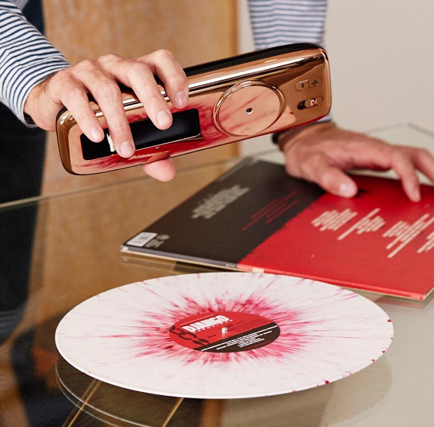 The stylus appears to run on a linear mechanism, which also presumably lowers and raises the cartridge for playback