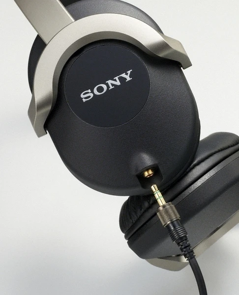 The professional, studio-grade MDR-Z1000 headphones