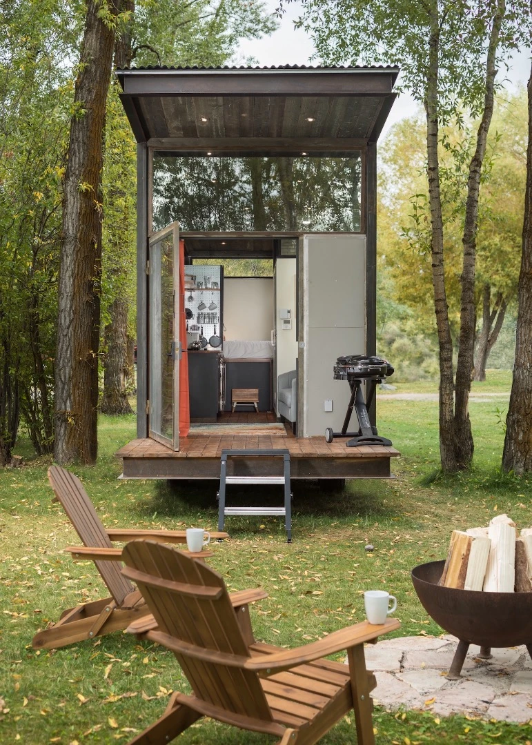 The RoadHaus' size is flexible and measures between 160 to 240 sq ft (14.8 to 22.2 sq m)
