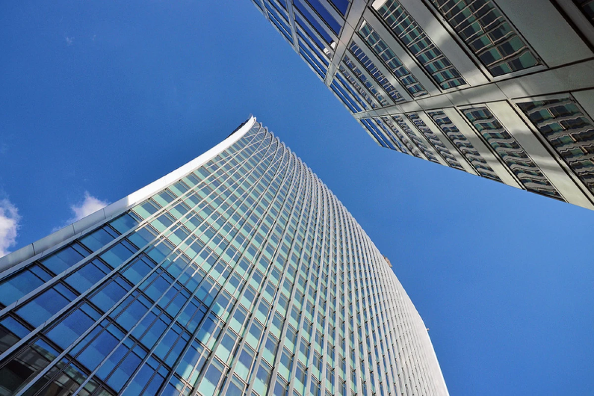 Light reflected from an 37-story skyscraper under-construction in London could be to blame for melting parts of a Jaguar parked nearby (Photo: Duncan via Flickr)