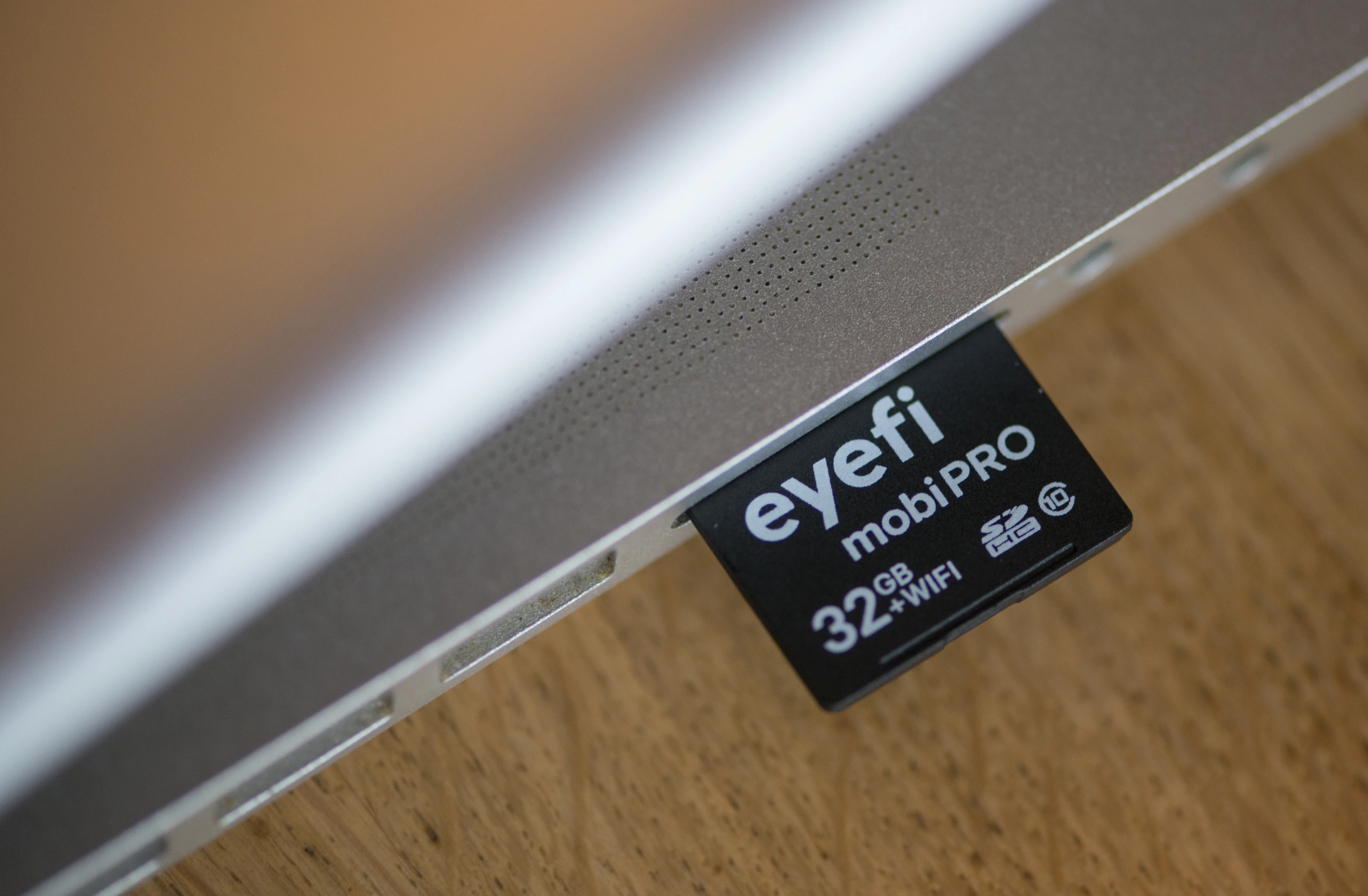 The Eyefi Mobi Pro wireless SD card offers 32 GB of physical storage (Photo: Simon Crisp/Gizmag.com)