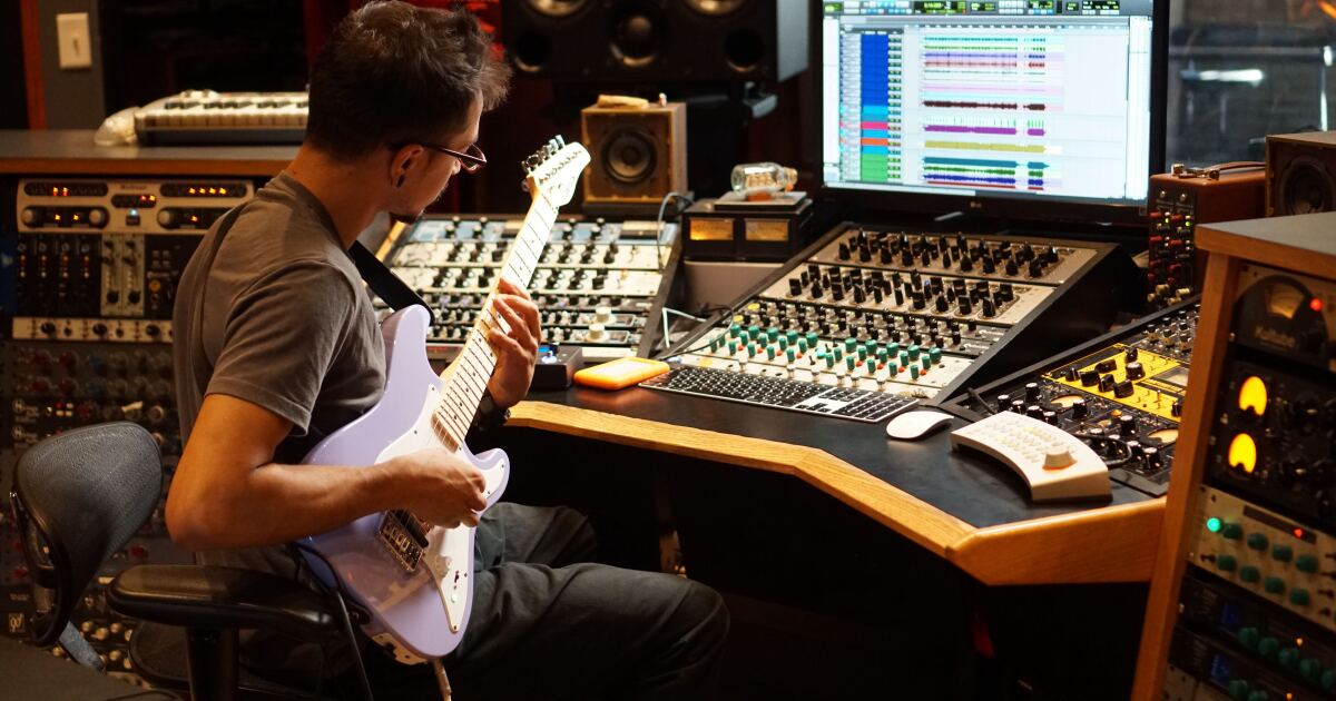 Jamstik Core blends analog and MIDI in a sleek package Jamstik Core blends analog and MIDI in a sleek package