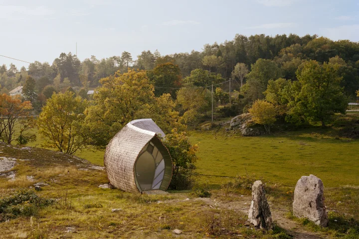 The Hus-1 eco-lodge is a free-standing structure that was designed and built by Scandinavian architect and carpenter, Torsten Ottesjö