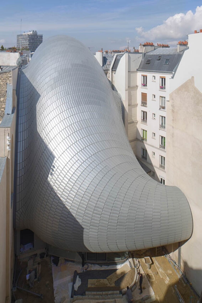 The building is designed to sit snugly between two others (Photo: Michel Denancé)