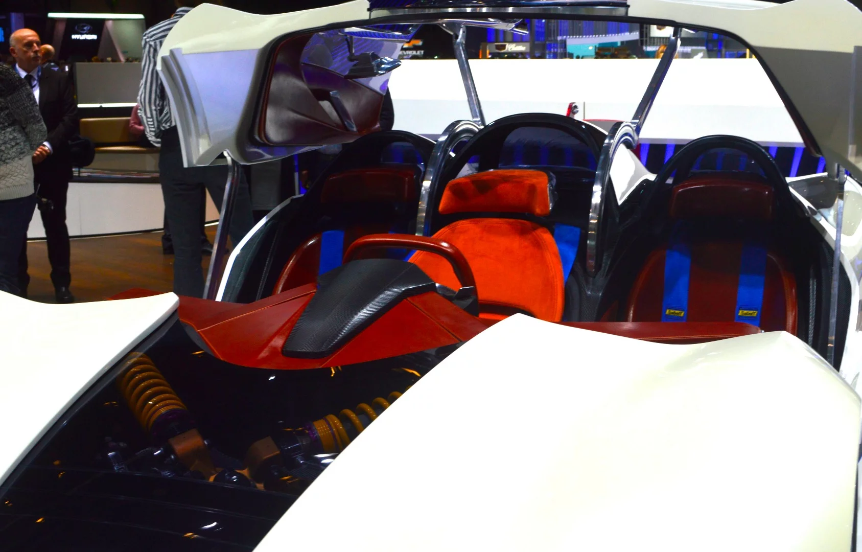 The Ren street car features a form of 1 + 2 seating layout