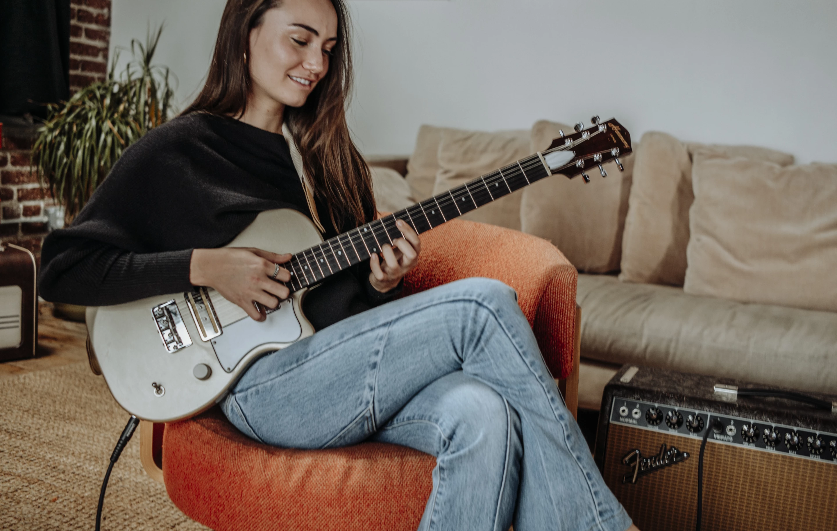 The new gold foil P90 pickups are reported to offer sonic warmth with rich harmonics and the ability to roar when in overdrive
