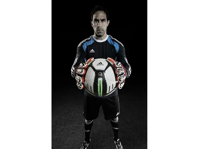The Smart Ball is a 32-panel, size five regulation weight soccer ball fitted with a Bluetooth 4.0 module
