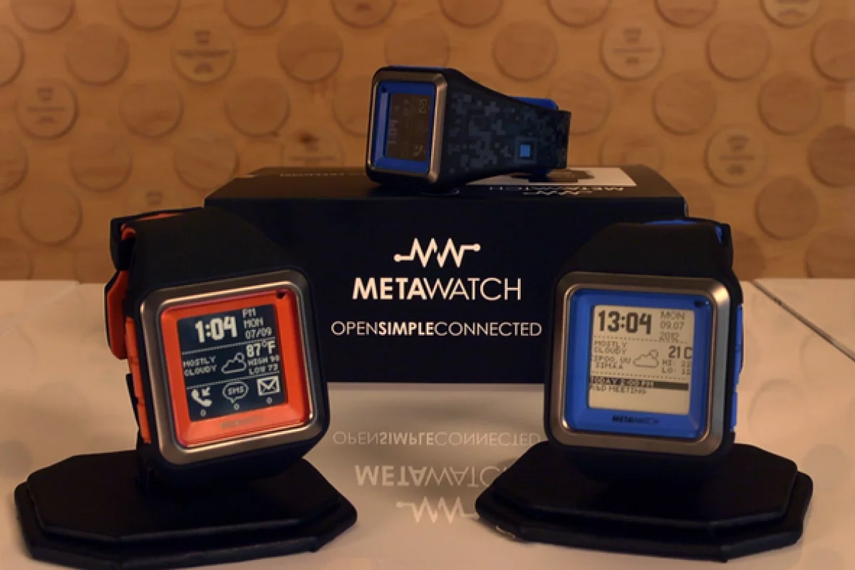 The MetaWatch STRADA smartwatch pairs with an iPhone 4S, 3rd gen iPad or Android smartphone via Bluetooth and features vibrating alerts for incoming calls, SMS text messages, emails, and social network notifications