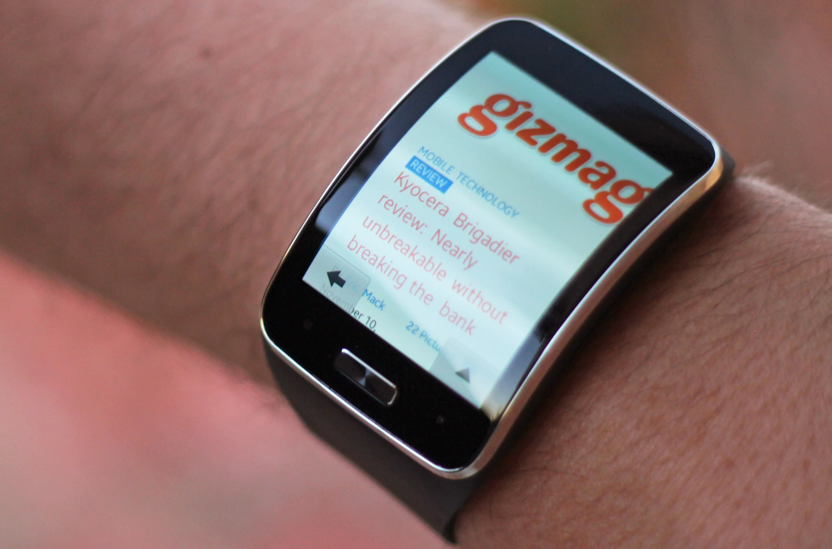 Gizmag on the Samsung Gear S (Photo: Will Shanklin/Gizmag.com)