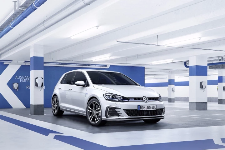 Cars like the new Golf are loaded with sensors and cameras – VW and Mobileye want to use them to build a clearer picture of the current road network