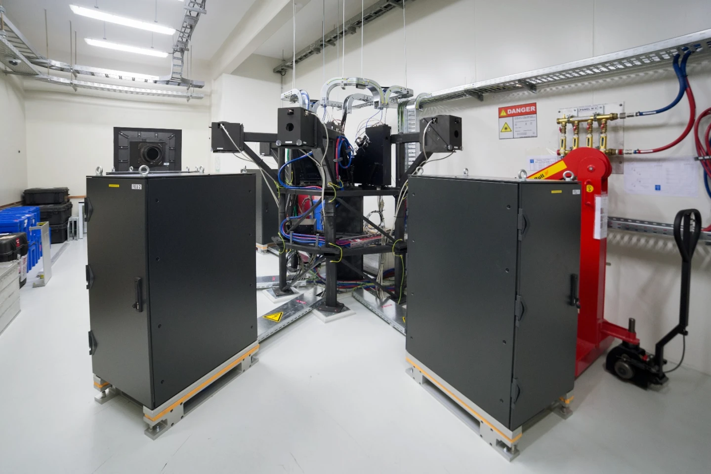 Room where the light beams coming from the four VLT Unit Telescopes are brought together and fed into fibres, which in turn deliver the light to the spectrograph itself in another room