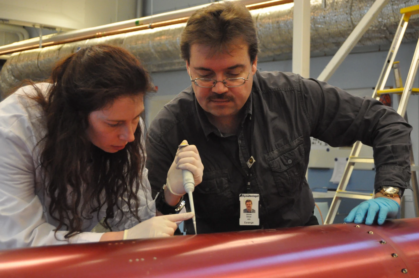 Dr Cora Thiel and Prof Oliver Ullrich salvage DNA molecules from the outer shell of the payload section of the TEXUS rocket (Image: Adrian Mettauer)