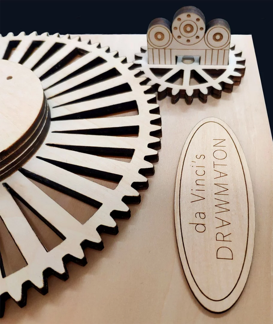 The Drawmaton is set in motion by hand using the small gear knob