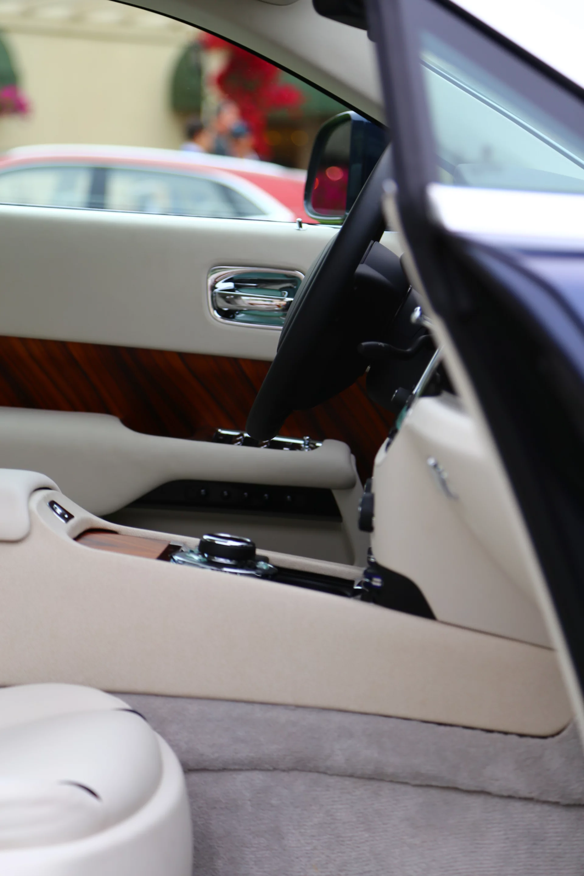 The Wraith's hand-crafted interior is a bespoke men's club on wheels of ...f eaturing natural grain leathers, soft woolen carpets from only the most select sheep and Canadel wood veneers (Photo: Angus MacKenzie/Gizmag.com)