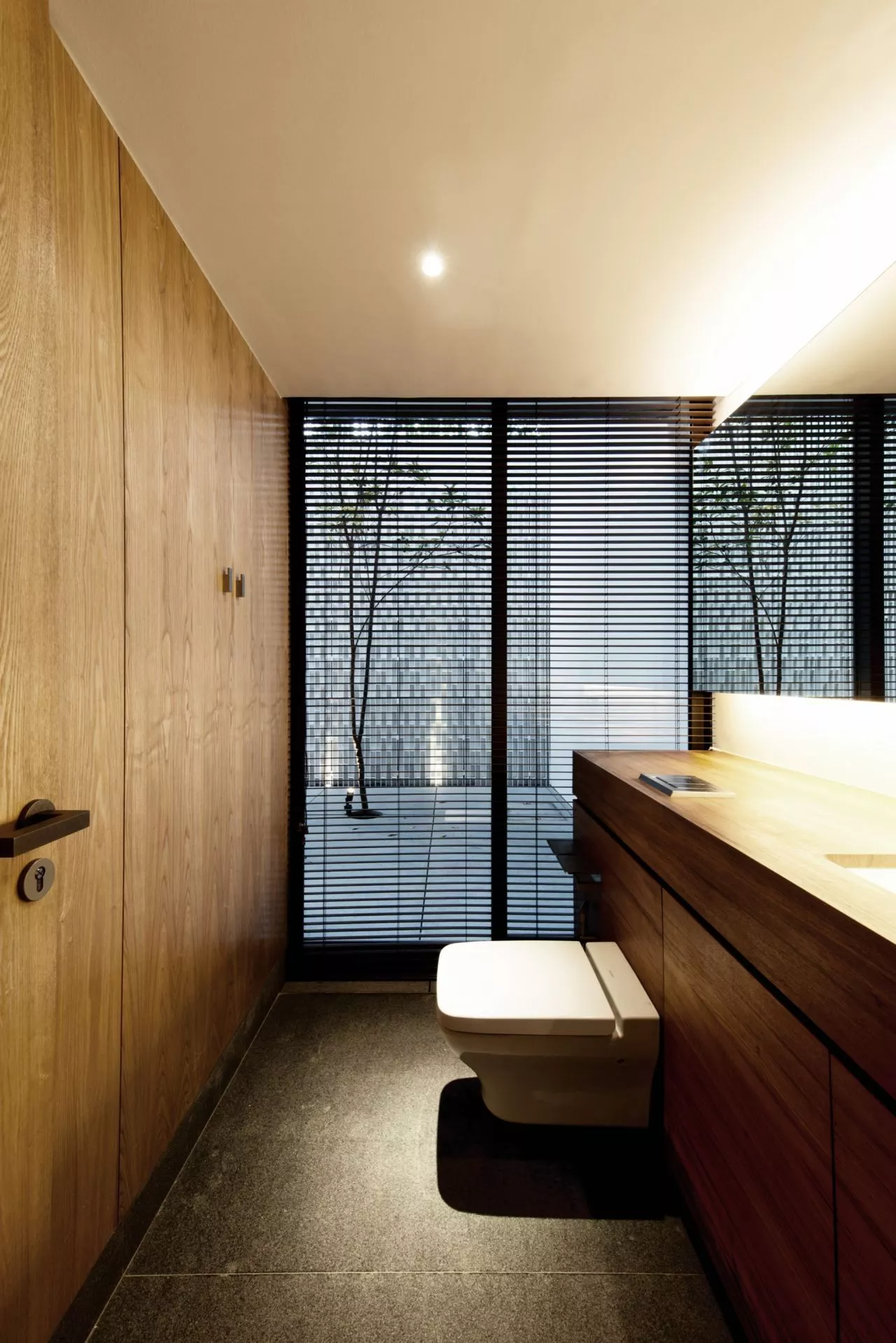 Luxury toilet and wash room (Photo: Bryan van der Beek and Edward Hendricks)