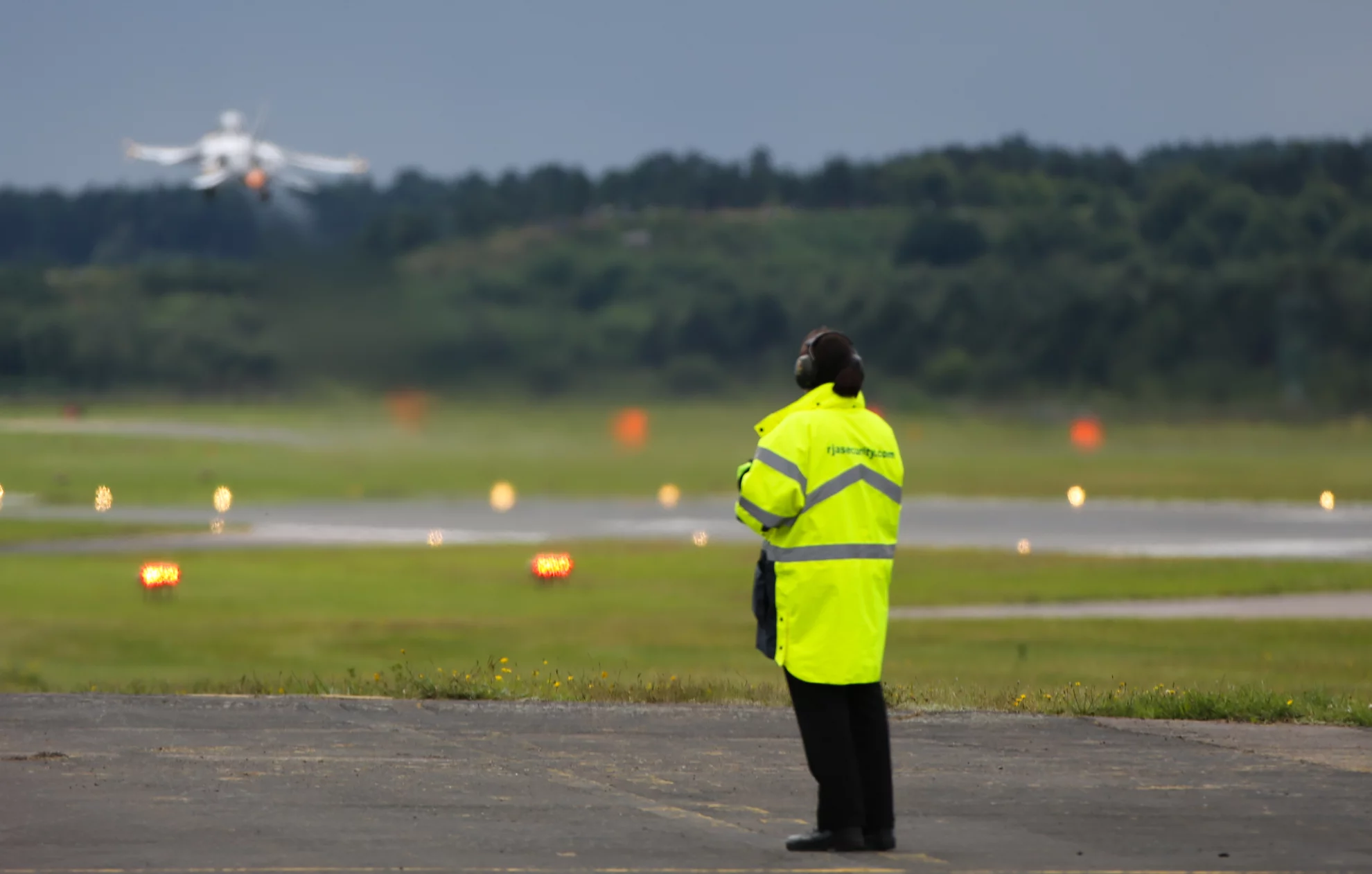 A lone security guard watches the Korean T50B take off (Photo: Gizmag) (Photo: Gizmag)