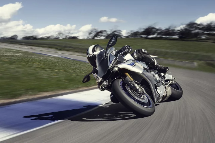 2015 Yamaha R1M - in action on the racetrack