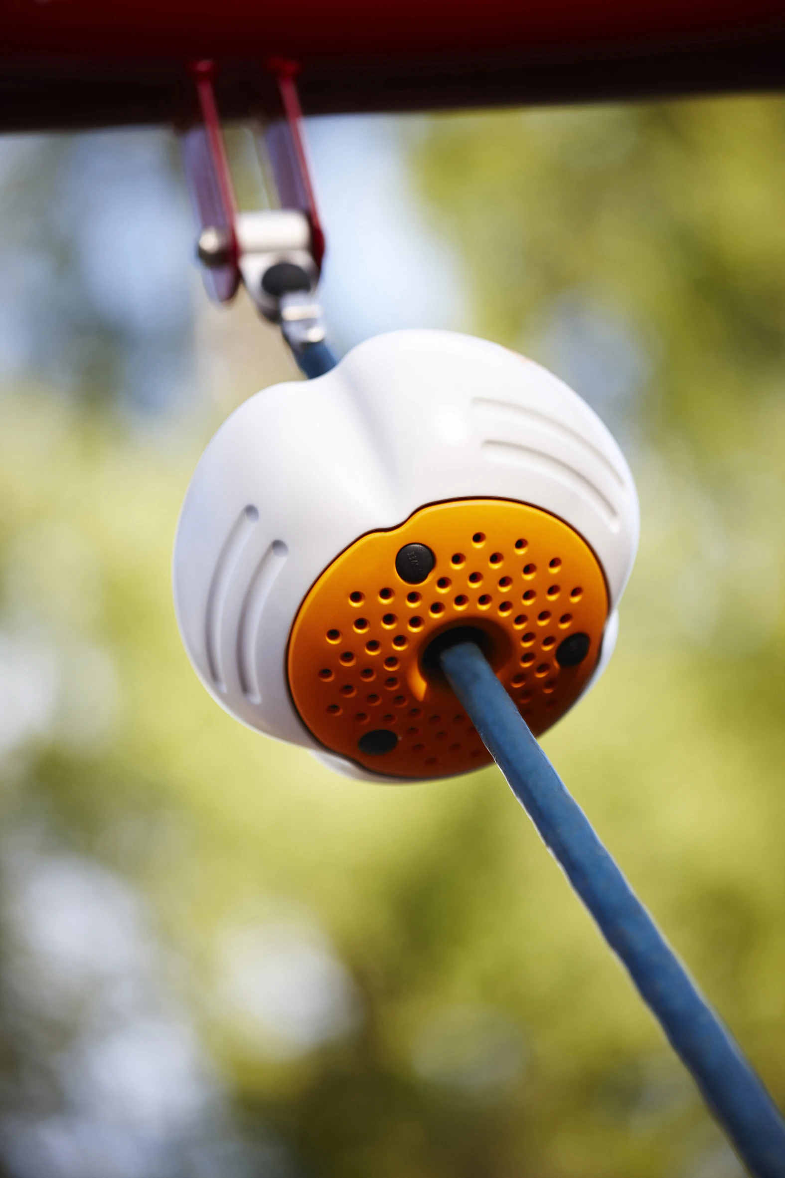 A speaker built into the attachment points downward to play either sounds of applause, a dance beat, or an orchestra as a child swings