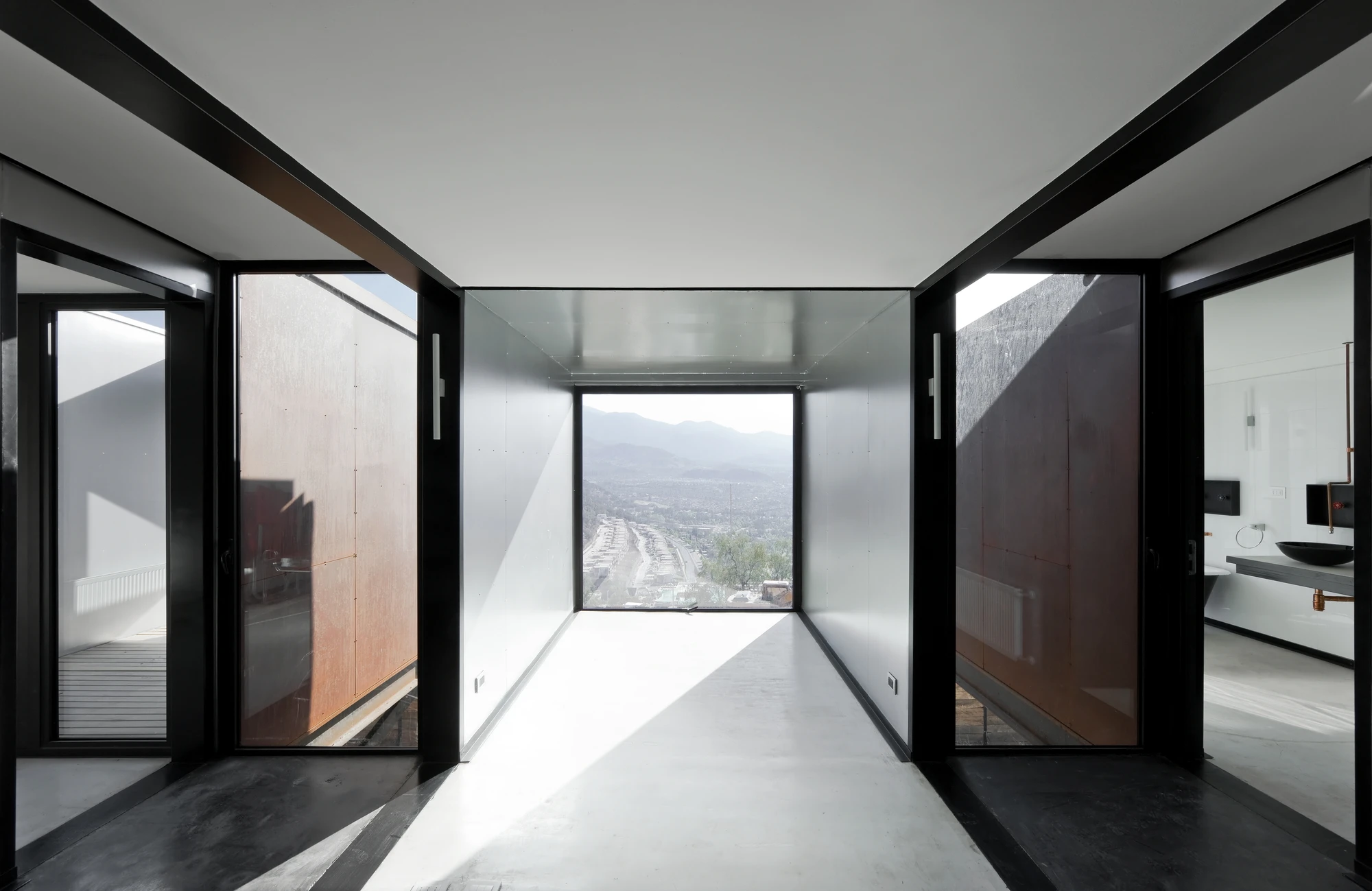 Rather than incorporate energy-consuming air-conditioning, Caterpillar House features passive cooling (Photo: Sergio Pirrone)