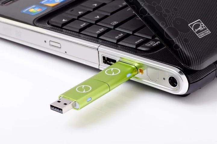 Using two flash drive-like USB sticks, iTwin allows two remote computers to access one another's complete hard drives via a secure internet connection