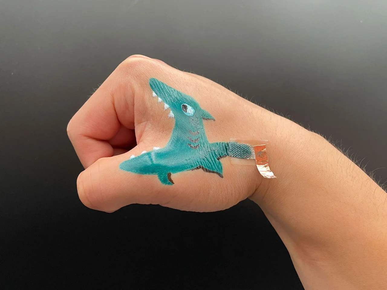 Why settle for an ordinary electrode, if you can have a shark on your hand?