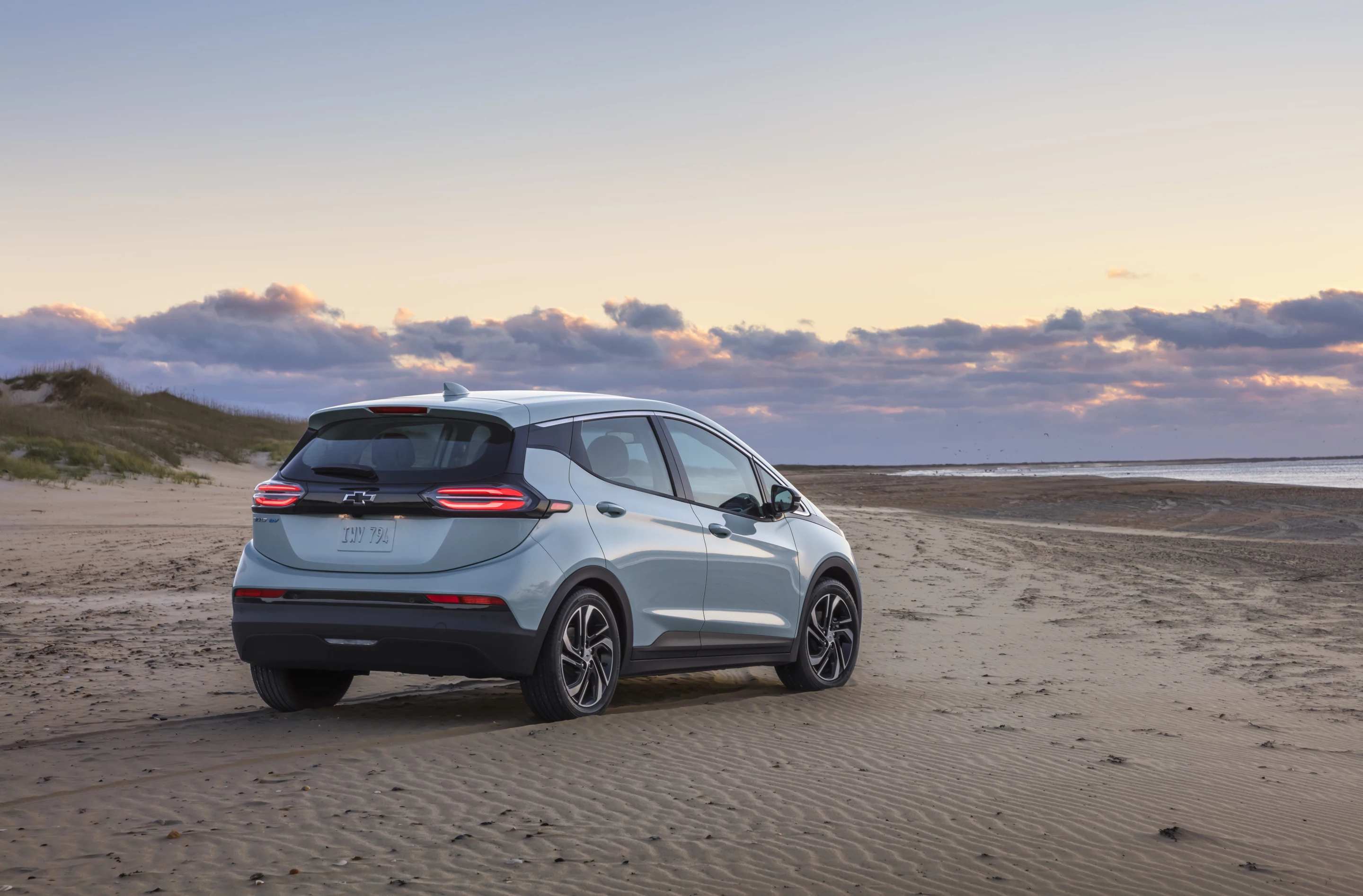 Those six inches do make a difference ... the Bolt EV looks smaller and hatchbackier than the EUV