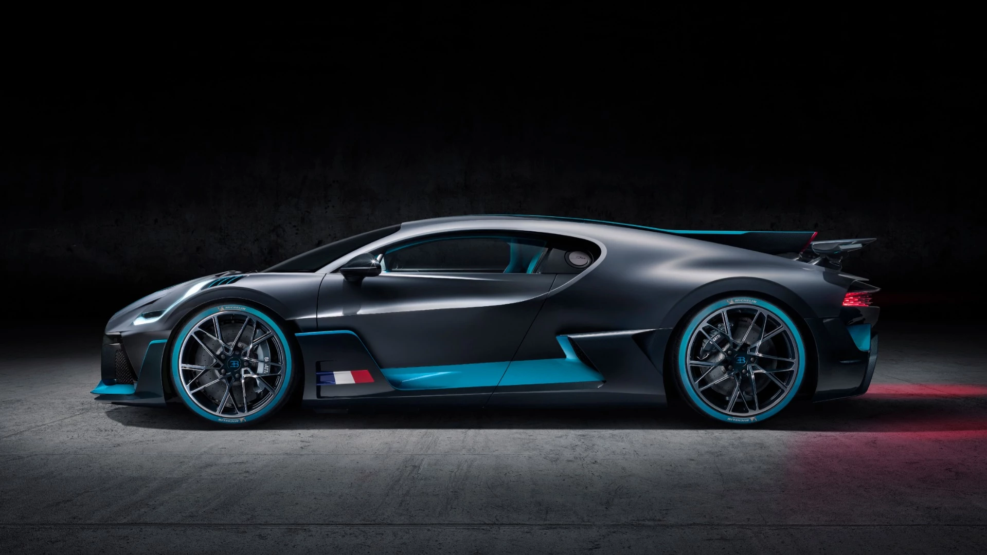 Bugatti Divo: low, mean side profile