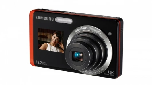 The DualView Samsung TL225 and its 1.5-inch front LCD screen
