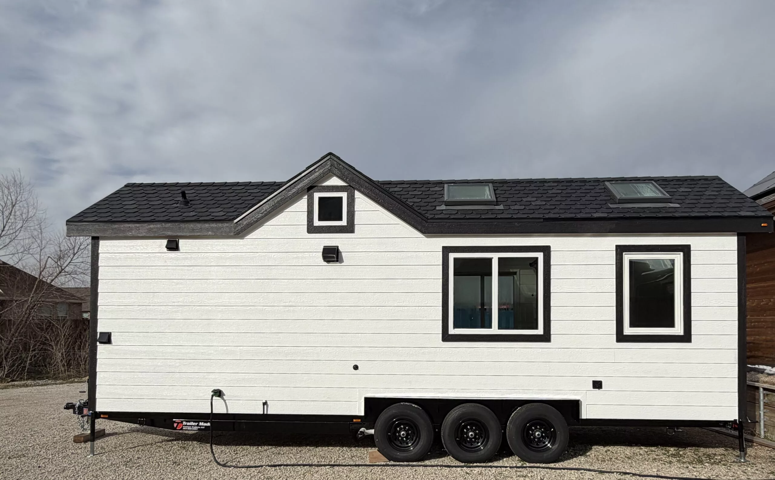 The Betty tiny house is based on a triple-axle trailer and has a length of 28 ft (8.5 m)