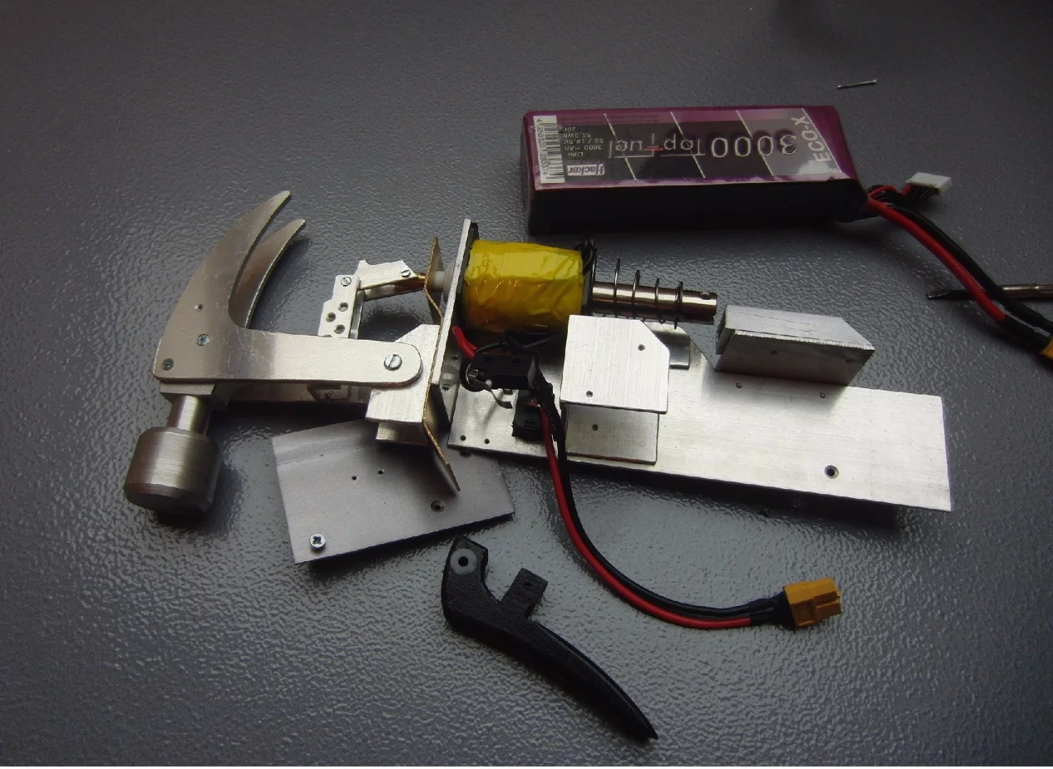 The electric hammer is powered by an 18.5-volt, 3,000-mAh lithium-polymer battery, and is built from scratch mainly out of aluminum