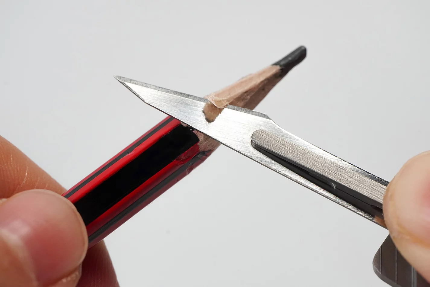 The scalpel blade can be user-replaced in just a few seconds
