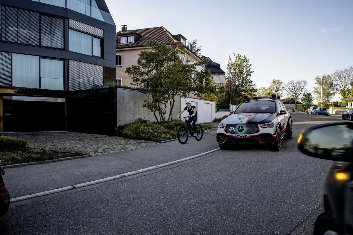 Likewise, it'll pre-detect possible collisions between cyclists and other road users when it's sitting parked, and will attempt to warn both parties