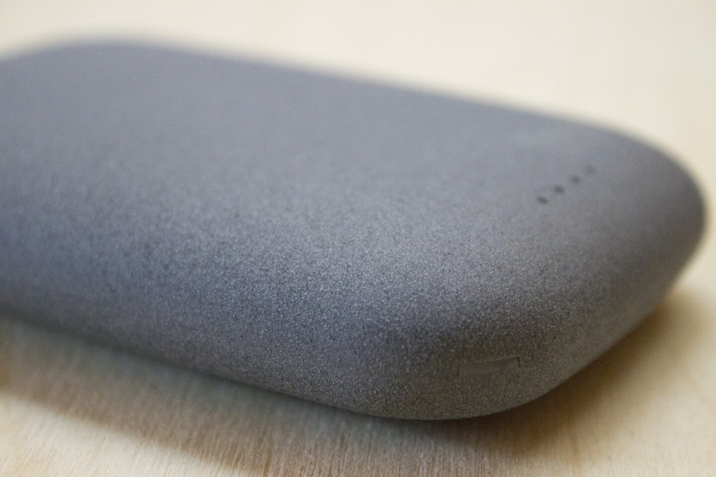 A closer look at the zenstone-like grain (it's really plastic) of the Qistone+ Wireless Power Bank (Photo: Will Shanklin/Gizmag.com)