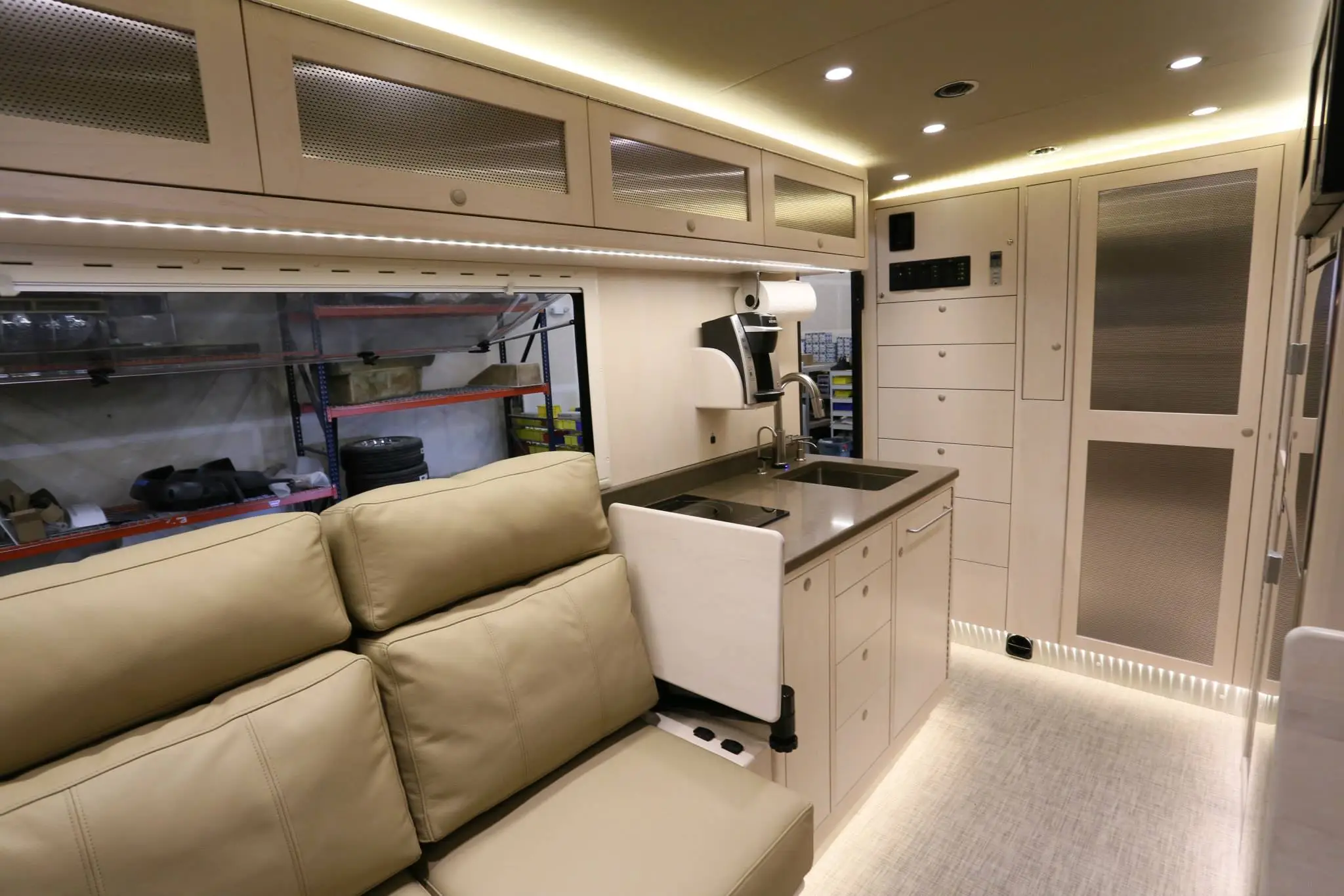 EarthRoamer XV-LTS interior Photo: EarthRoamer