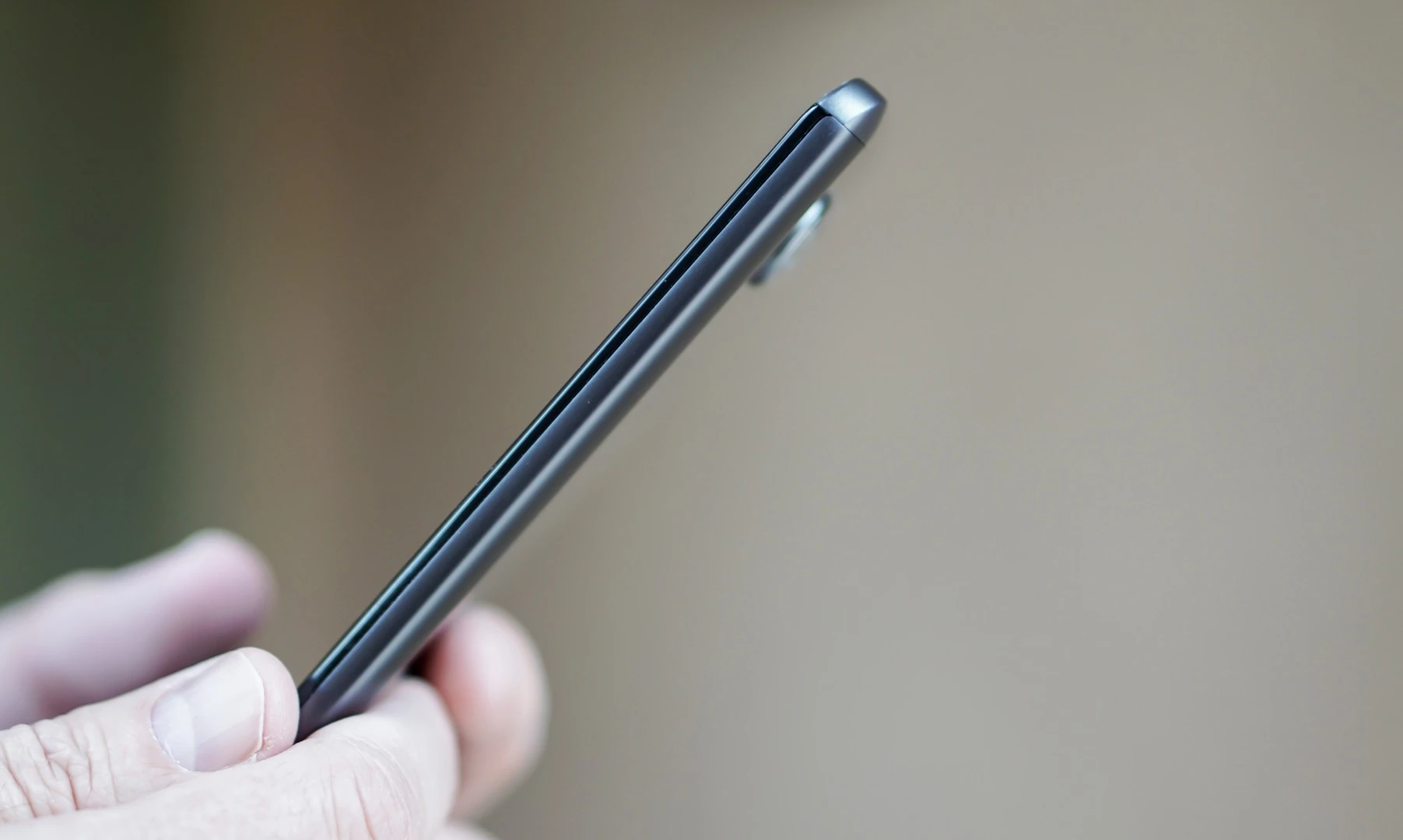 Side of the all-metal, but far from museum-quality, LG V20