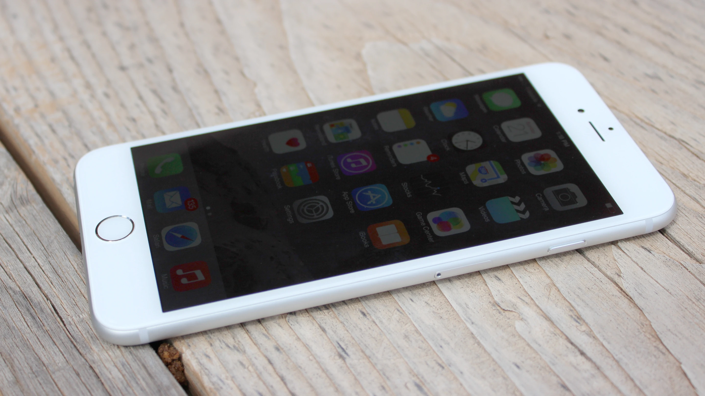 iPhone 6 Plus (Photo: Will Shanklin/Gizmag.com)