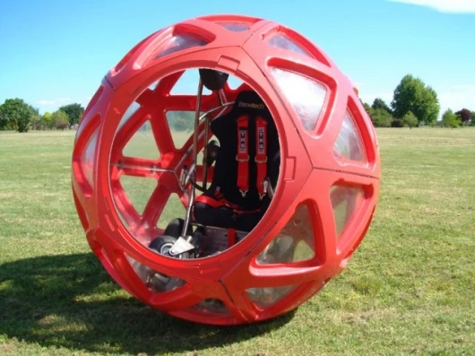The pilot sits inside a rotating podPhoto: Evento