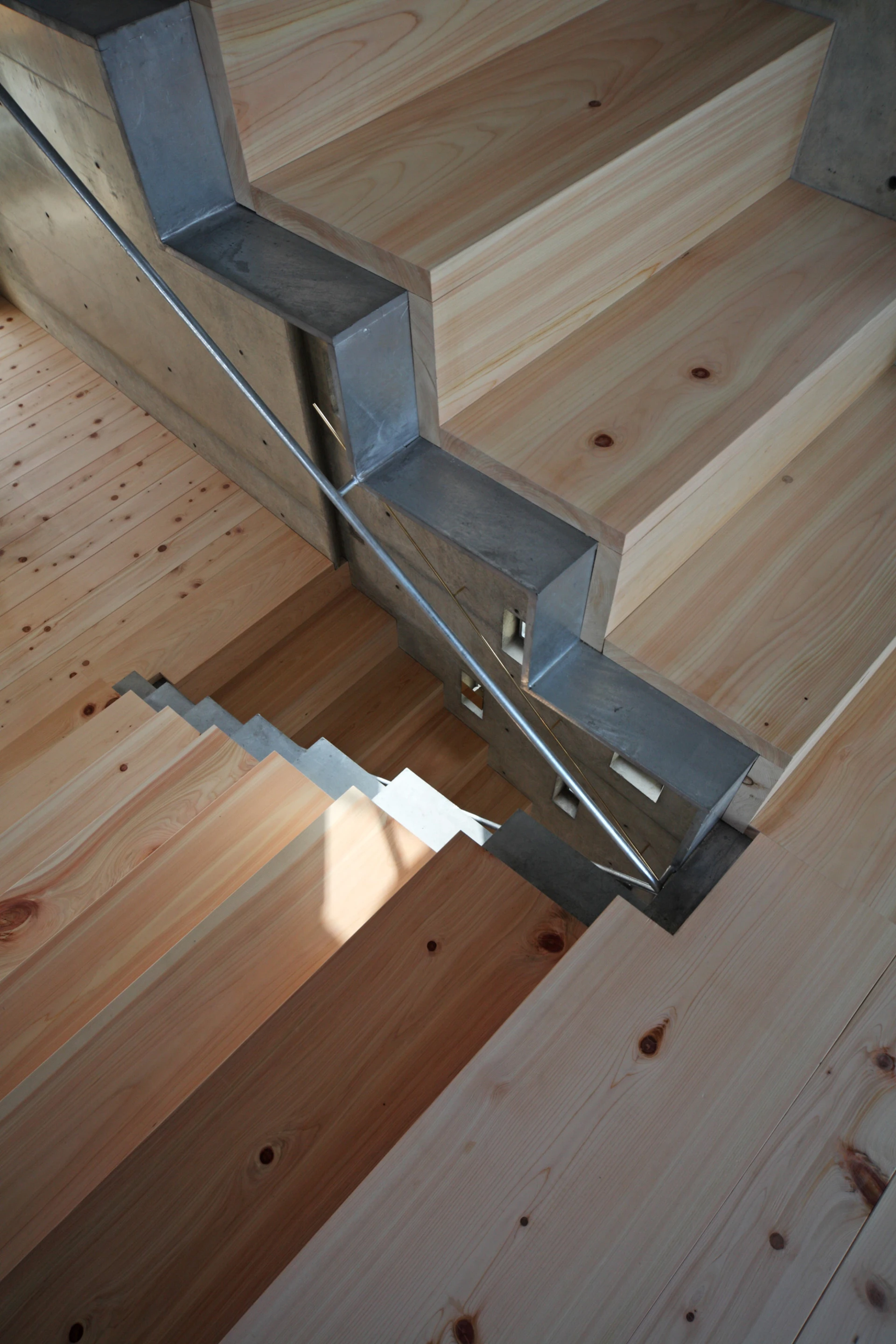 A partly-open staircase offers access to each level (Photo: Yuji Nishijima)