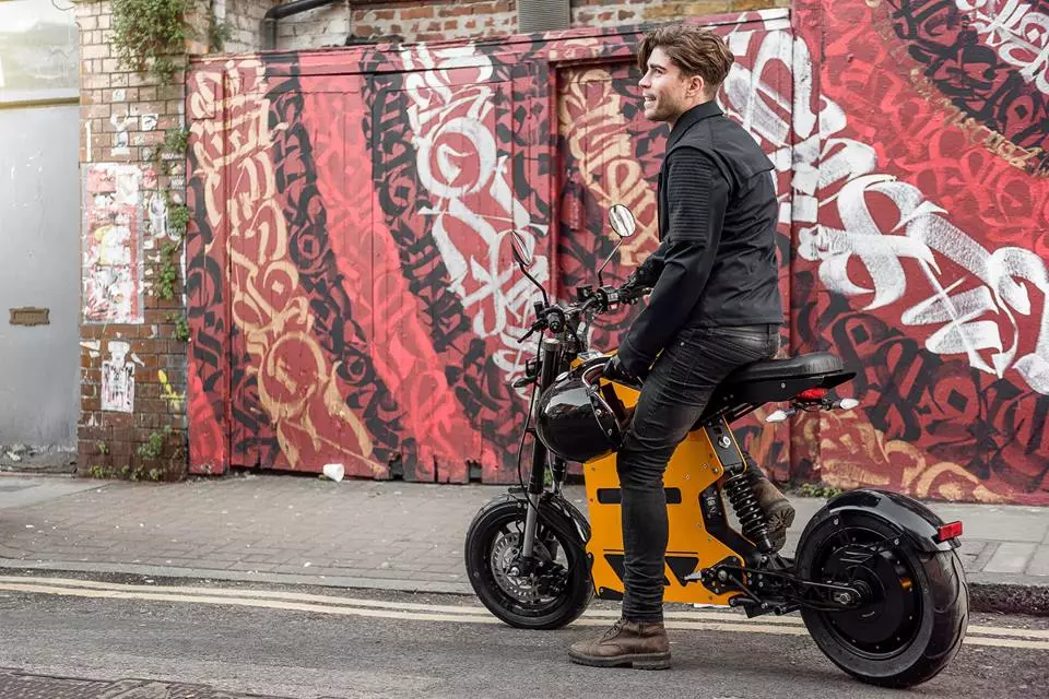 Powered by a 25-Ah lithium-ion battery pack, the Raker's brushless 2,000W motor can take it up to a top speed of 28 mph (45 km/h)