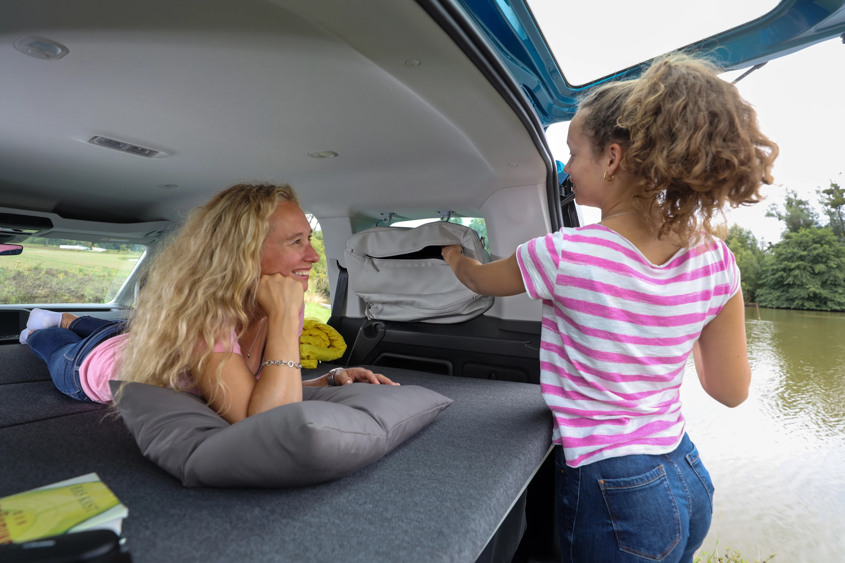 Rear organizer bags serve as window shades and storage