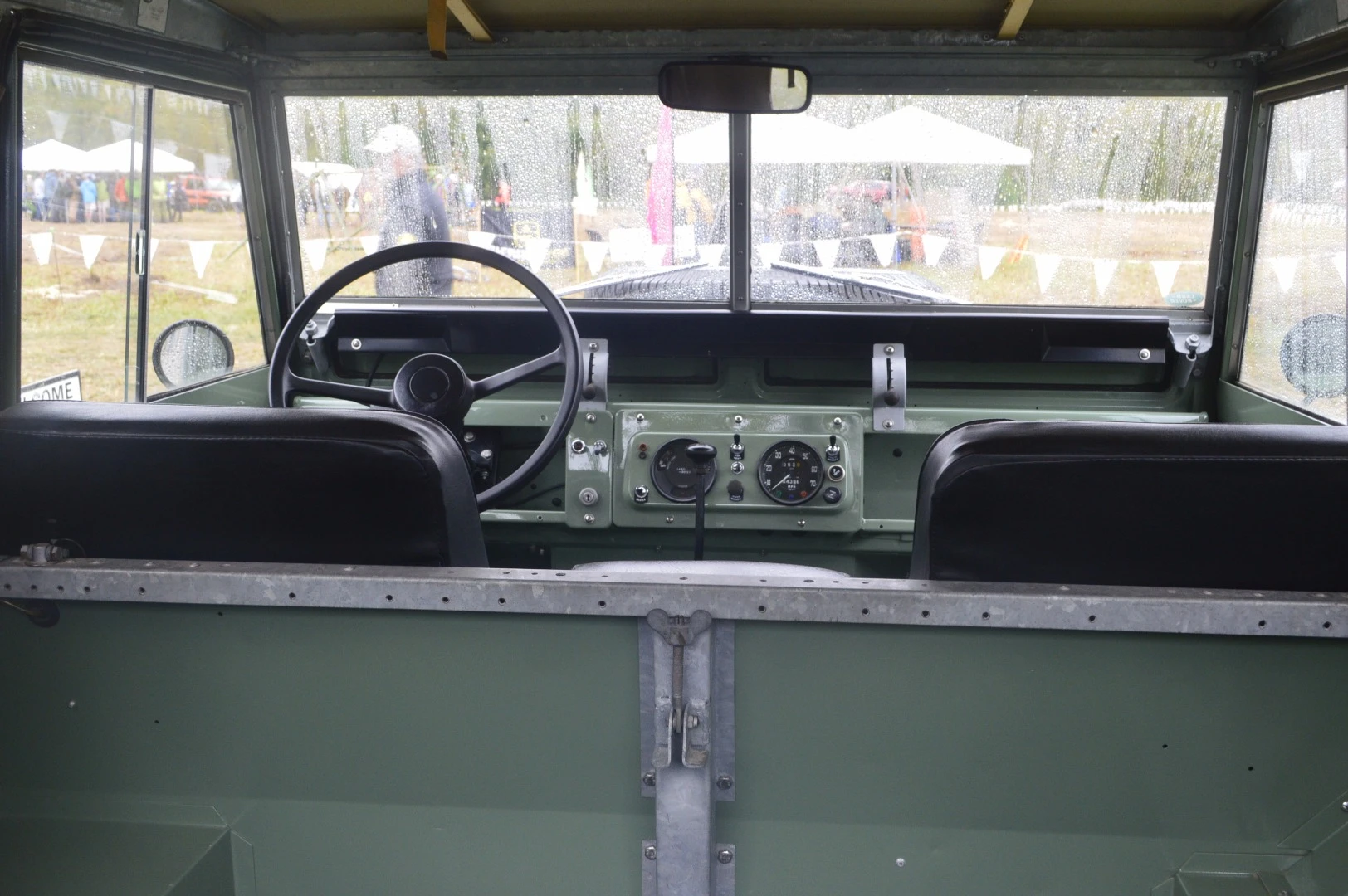 No digital instruments or touchscreen infotainment in this Land Rover
