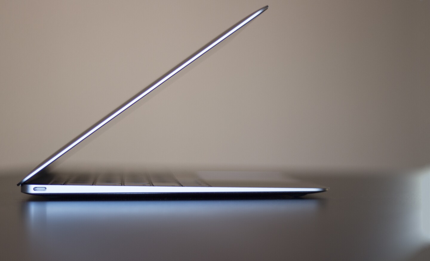 The razor thin (13.1 mm / 0.52-inch) profile of the new MacBook (Photo: Will Shanklin/Gizmag.com)