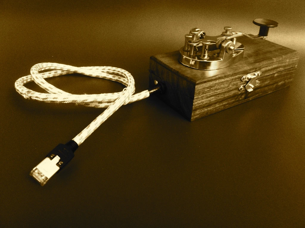 The open-source, self-build Tworsekey interface allows users to tap short messages in Morse Code on the key, have it translated into text by the device and then update a Twitter status via the platform's API