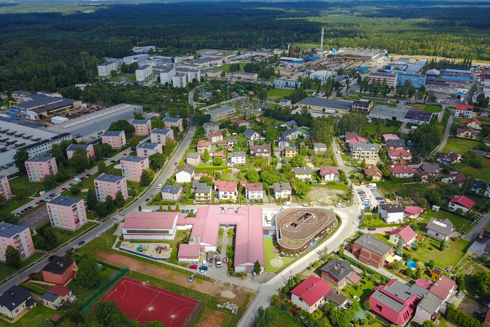 The impetus for Kindergarten's design comes from the relatively awkward, almost triangular plot of land that Biuro Toprojekt had to work with