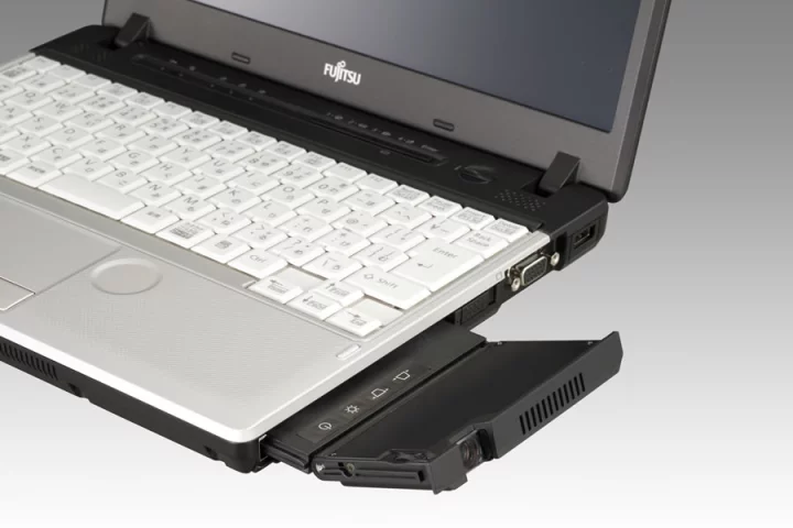 The new LIFEBOOK S761/C and P771/C notebooks about to be released by Fujitsu both feature a 40 lumen mobile projector.