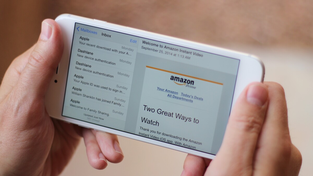 Apple's Mail app in landscape on the iPhone 6 Plus (Photo: Will Shanklin/Gizmag.com)