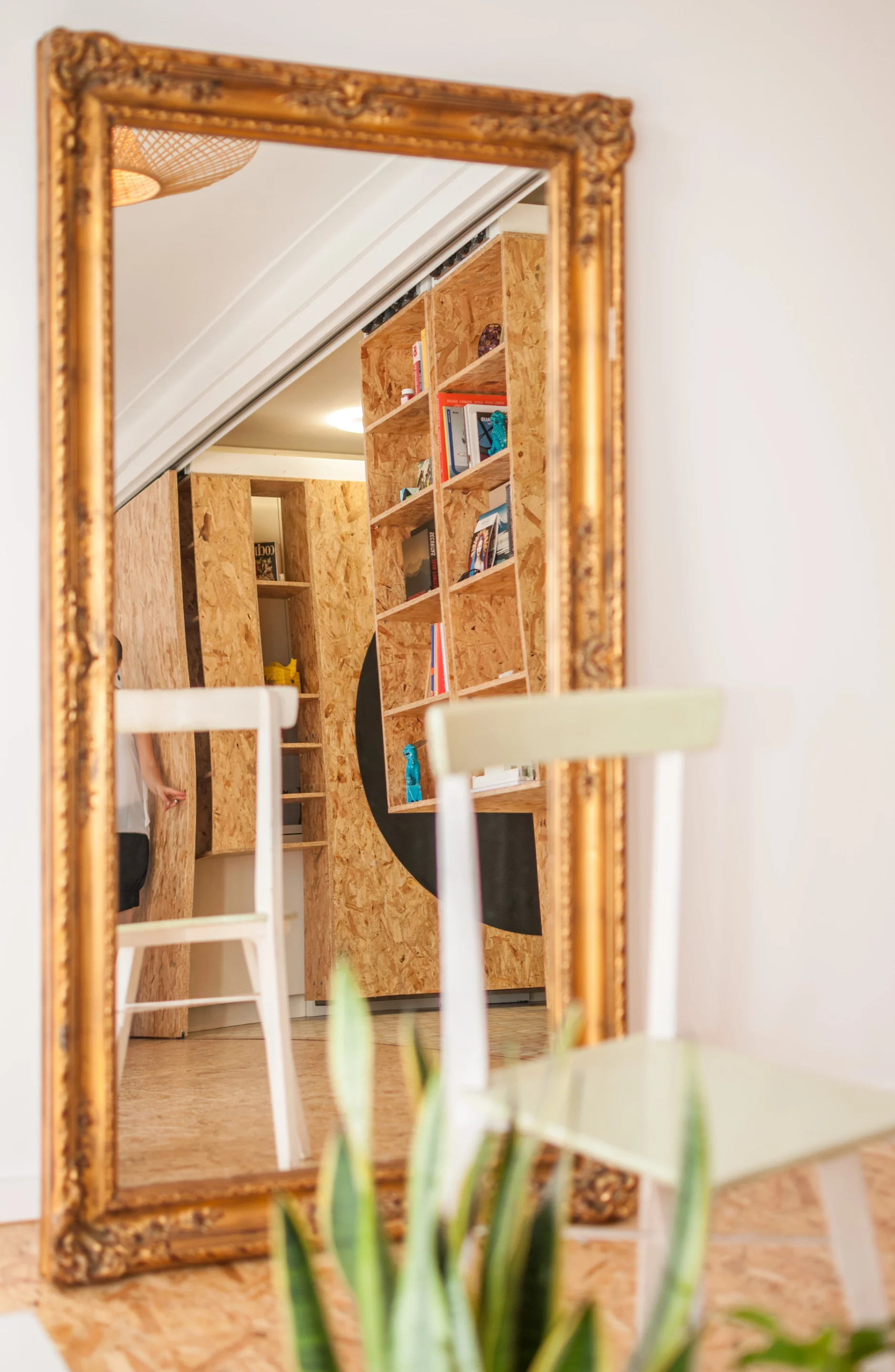 PKMN Architectures installed a series of sliding units which separate the interior into flexible spaces (Photo: Javier de Paz García)