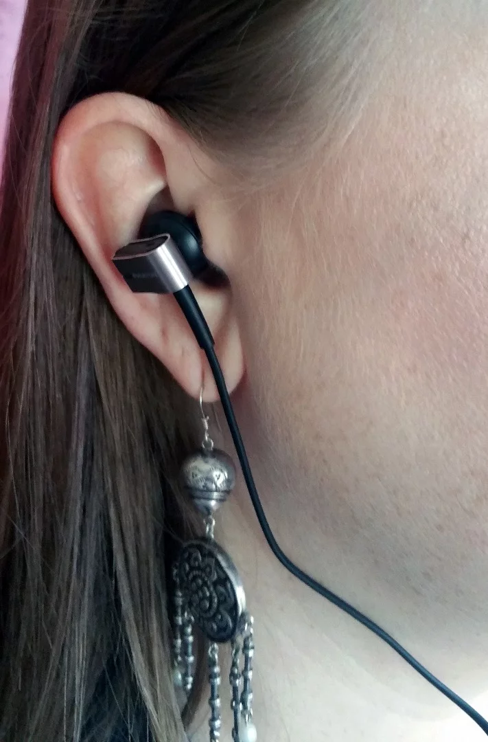 Although it may not appear so, the Phiaton PS 202 NC is well-balanced and rests comfortably in ears