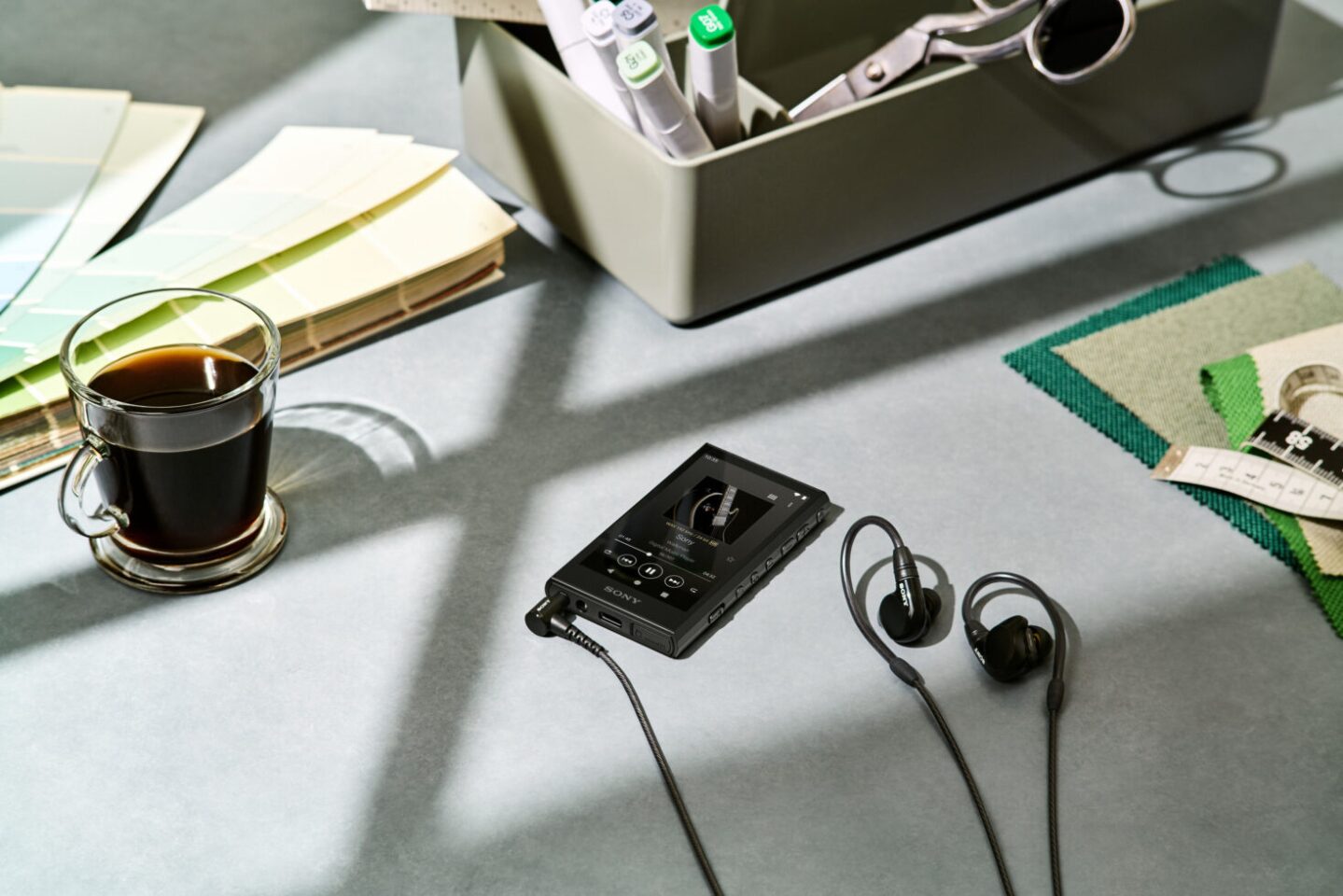 The Walkman NW-306 natively supports DSD, can play PCM format audio at resolutions up to 24-bit/96 kHz, and is packed with technology that enhances your listening experience.